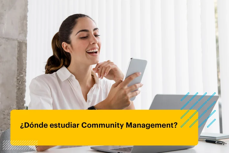 community manager revisando las redes sociales