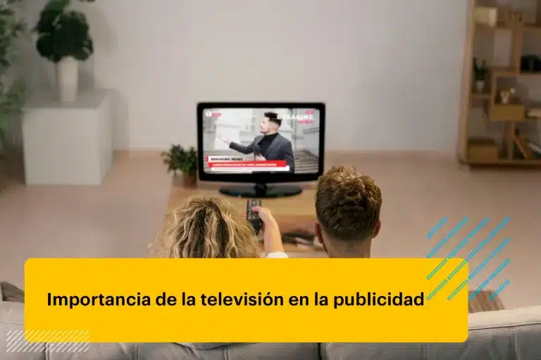 pareja viendo publicidad televisiva