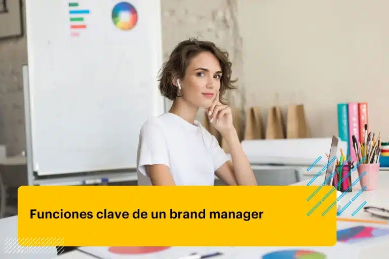 profesional de marketing sonriendo frente a cámara