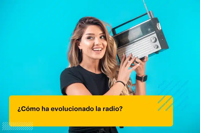 Chica joven en camisa negra sosteniendo una radio vintage y escuchándola