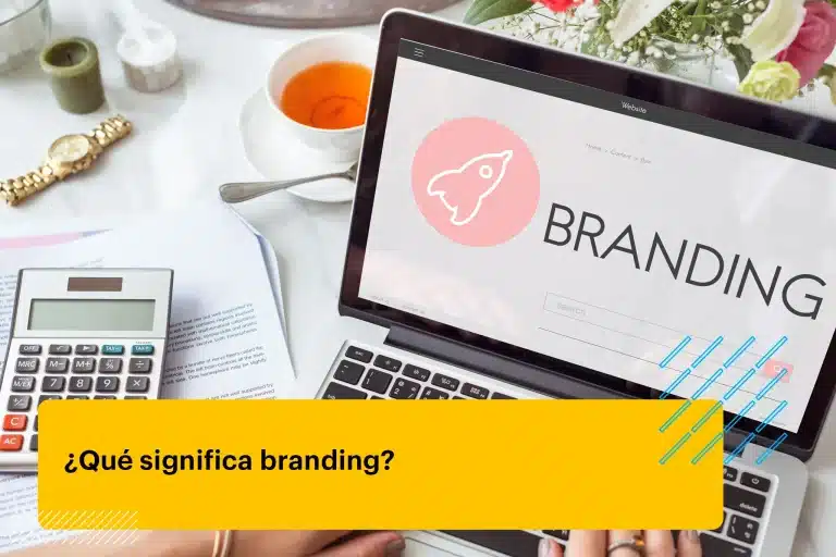 una persona escribiendo el concepto de branding en su laptop