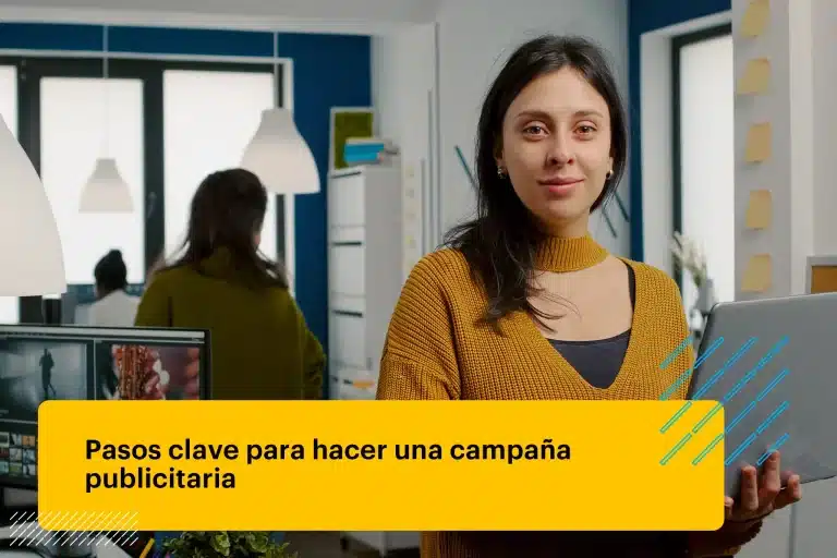 mujer profesional trabajando en agencia de publicidad