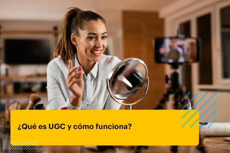 Una mujer influyente sonriente hablando de productos de belleza mientras hace vlog desde casa