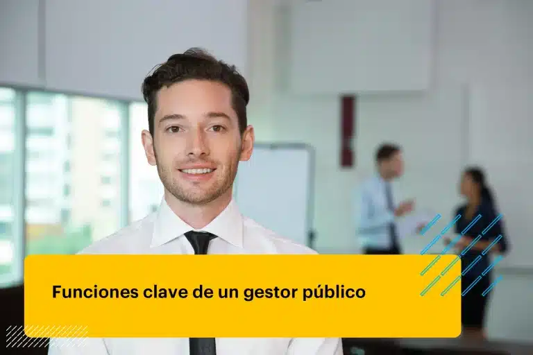gestor público sonriendo frente a cámara