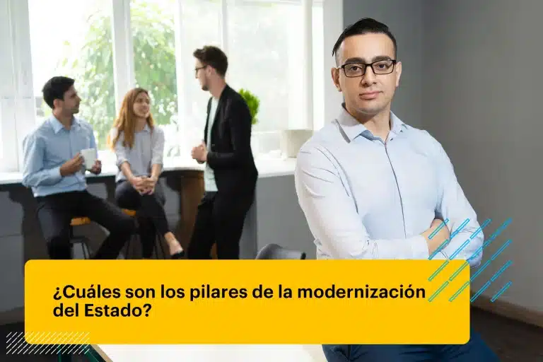 joven profesional mirando a la cámara