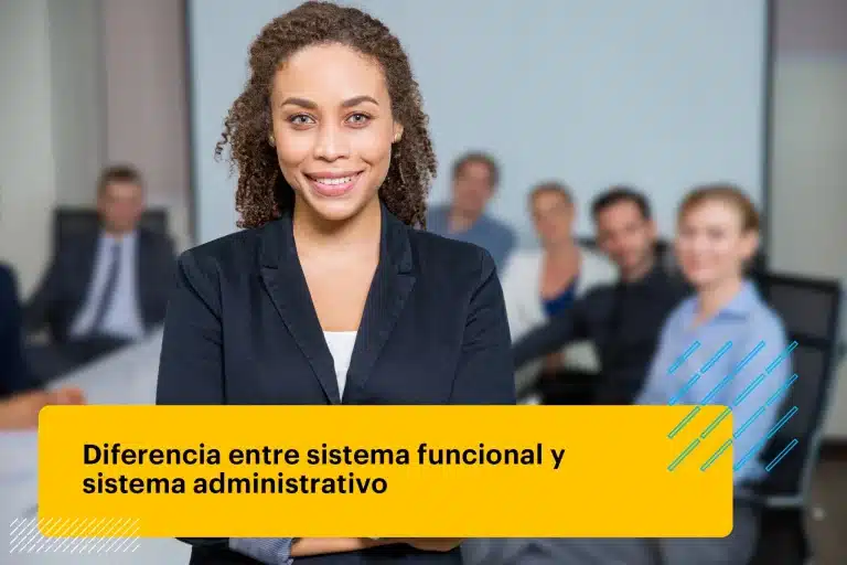 Mujer sonriendo con los brazos cruzados y colegas fuera de foco