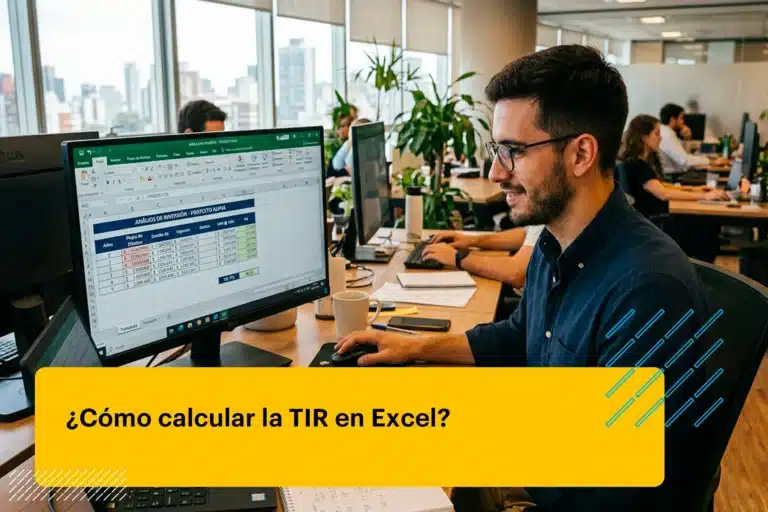 hombre profesional haciendo un cálculo en Excel dentro de la oficina