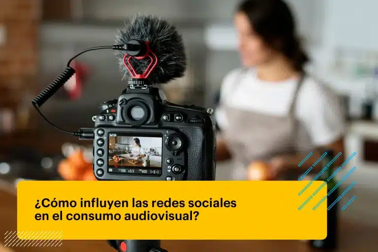 Creadora de contenido grabando un video
