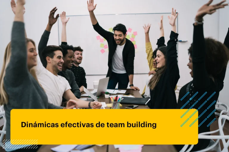Equipo de negocios feliz celebrando con las manos levantadas en la oficina