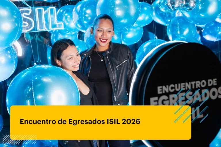 asistentes egresadas tomandose fotos en el evento