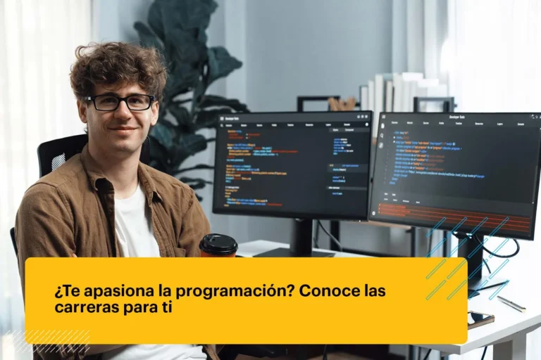 programador sonriendo frente a cámara