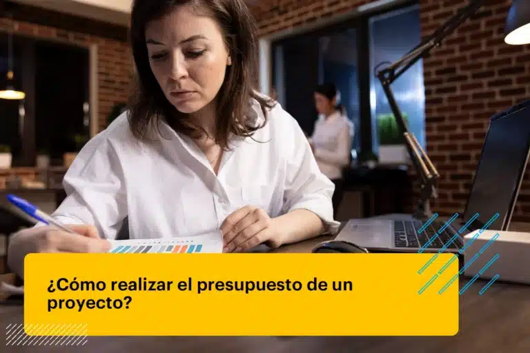 mujer profesional haciendo una proyección financiera
