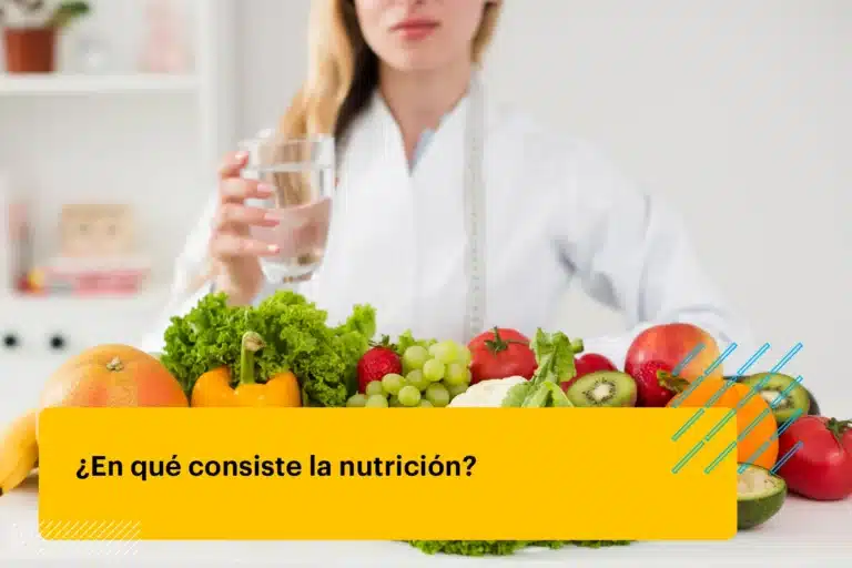 nutricionista sosteniendo un vaso de agua y con frutas y verduras a su alrededor