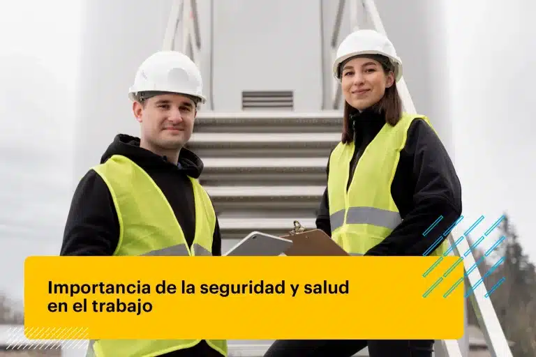 Colaboradores usando equipo de protección personal (EPP)