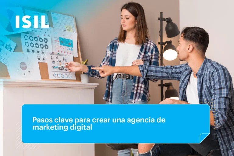 jóvenes profesionales elaborando una campaña de marketing