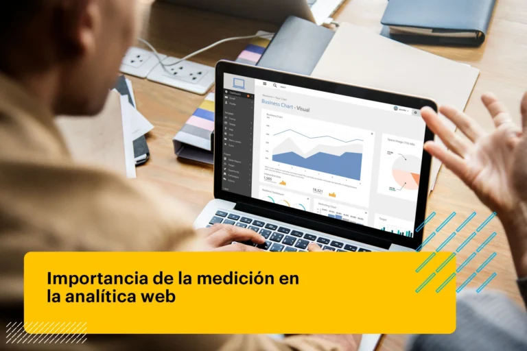 profesional analizando datos